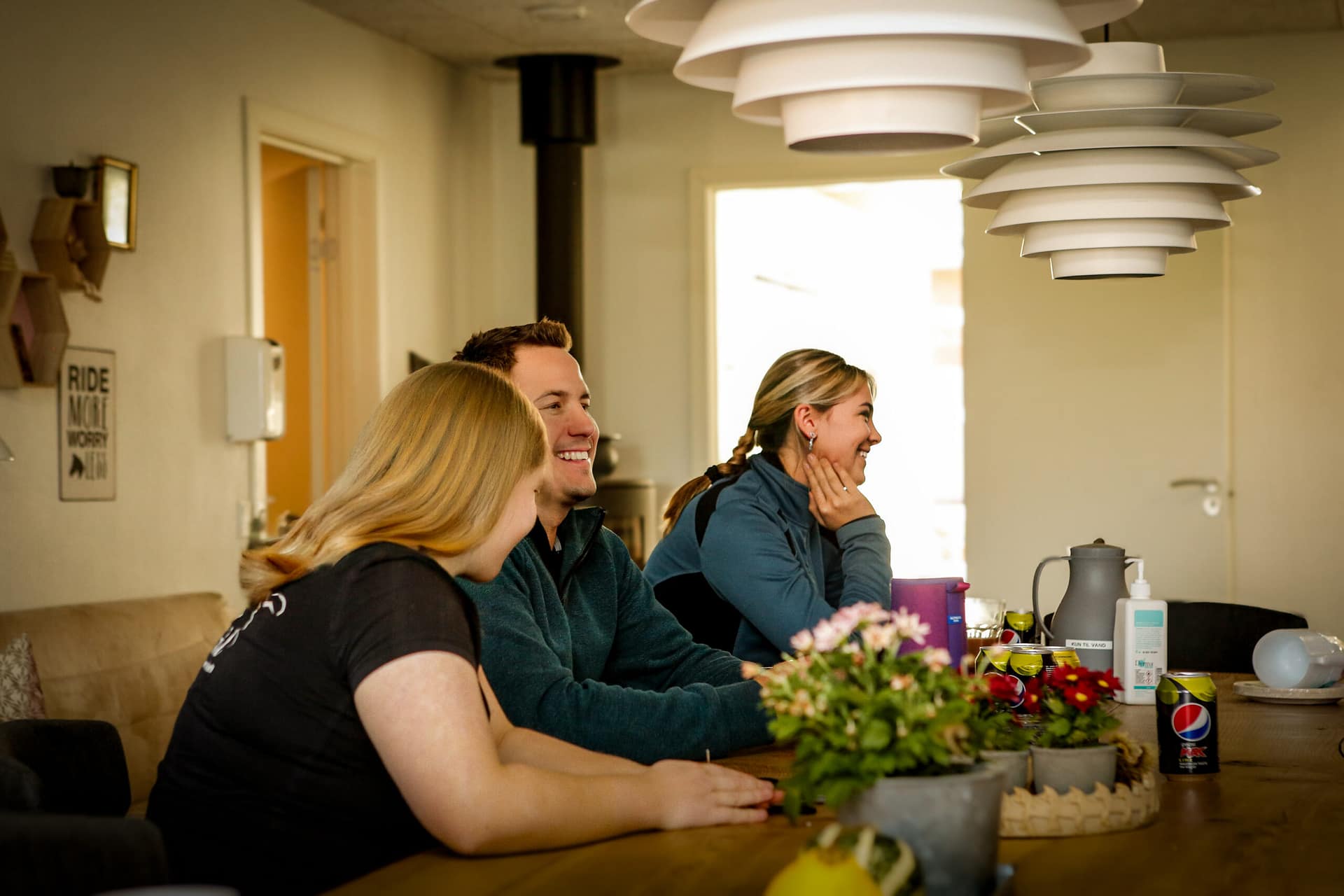 Borgere og pædagoger i hyggeligt samvær i HabitusHuset Sønderkær